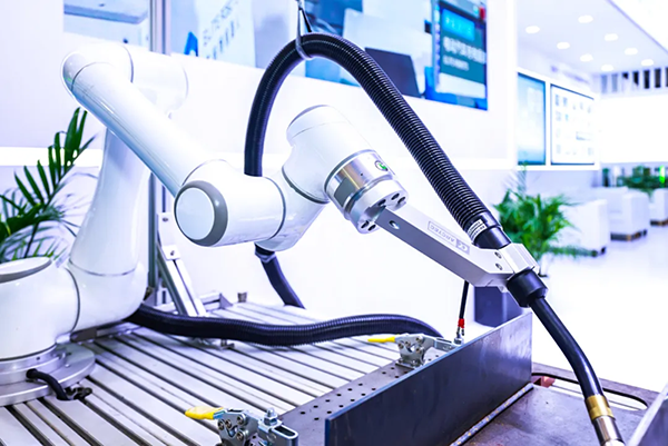 结合AG庄闲EC66协作机器人,了解工业焊接机器人的需求